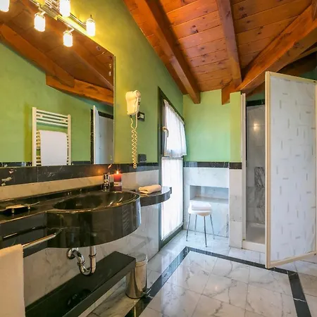 Ternate Sleeps 2 Air Con Appartement *